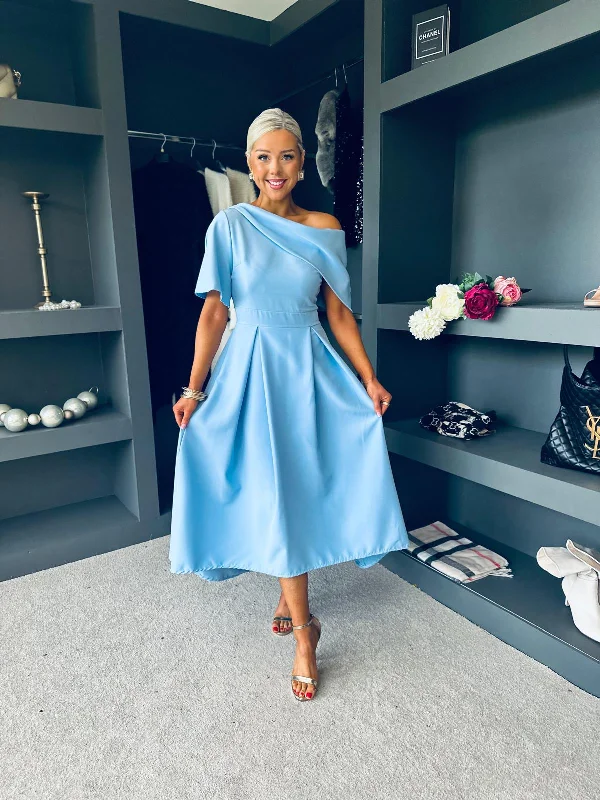 Velvet midi dresses in jewel tones for a glamorous winter event Celine Detailed Occasion Dress Pwr Blue Velvet midi dresses in jewel tones for a glamorous winter event Celine Detailed Occasion Dress Pwr Blue