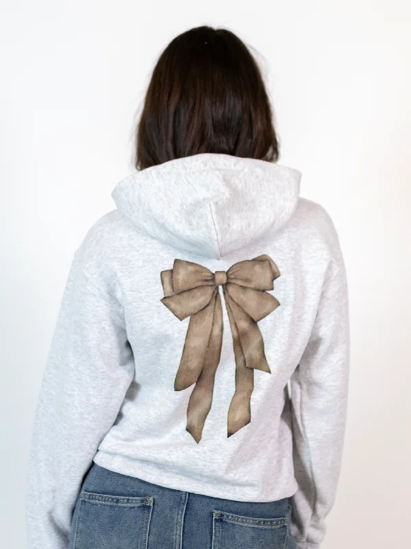 Women's cropped sweatshirt with a slogan graphic for a fun and expressive lookMEGA DOLLED UP (SORT) HOODIE (rygprint) - GRÅ Women's cropped sweatshirt with a slogan graphic for a fun and expressive lookMEGA DOLLED UP (SORT) HOODIE (rygprint) - GRÅ
