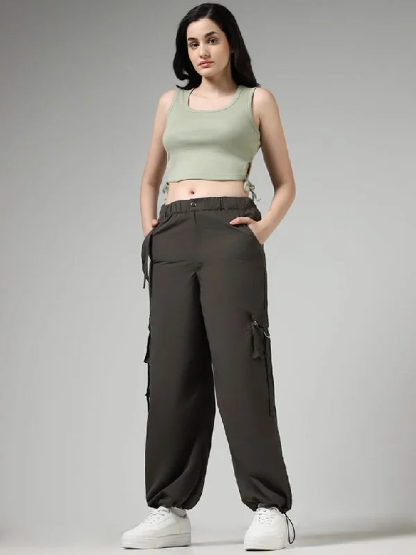 Women's pleated office pants Dark - wash women jeans for a sophisticated and slimming effect Nuon Dark Brown Flap Accent Parachute Pants Women's pleated office pants Dark - wash women jeans for a sophisticated and slimming effect Nuon Dark Brown Flap Accent Parachute Pants
