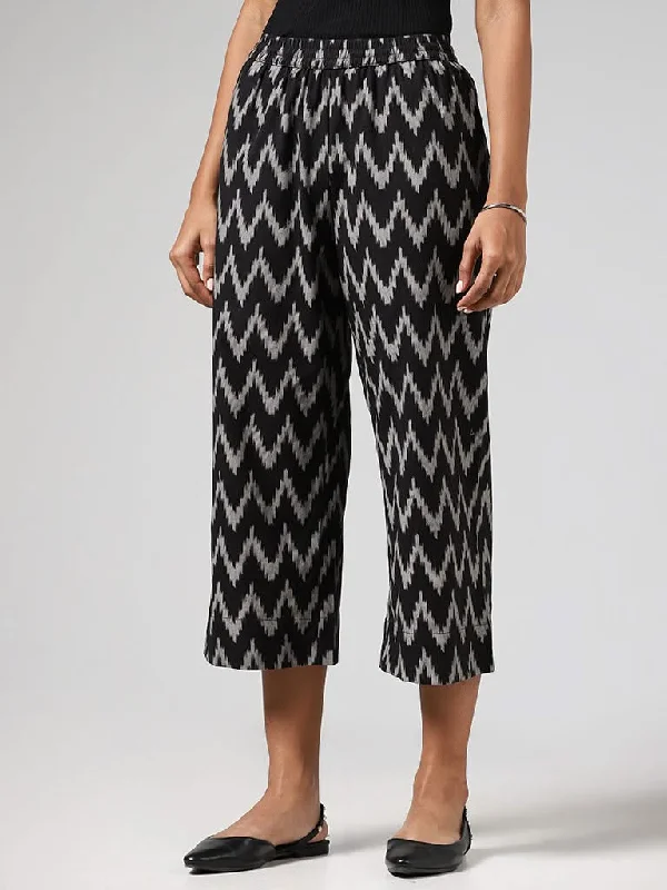 Women's cotton jogger pants Acid - wash women jeans with a retro finish Utsa Black Chevron Ikat Printed Pants Women's cotton jogger pants Acid - wash women jeans with a retro finish Utsa Black Chevron Ikat Printed Pants