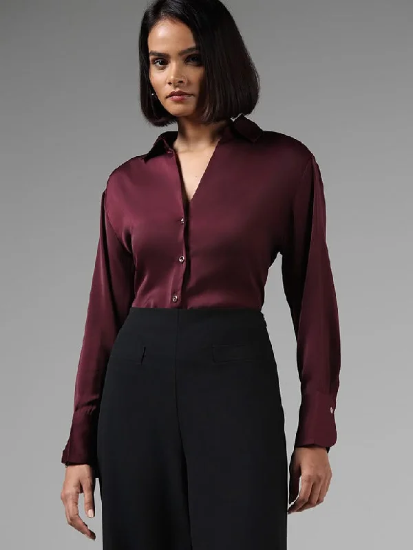 Women's pleated office pants Dark - wash women jeans for a sophisticated and slimming effect Wardrobe Solid Maroon Satin Shirt Women's pleated office pants Dark - wash women jeans for a sophisticated and slimming effect Wardrobe Solid Maroon Satin Shirt