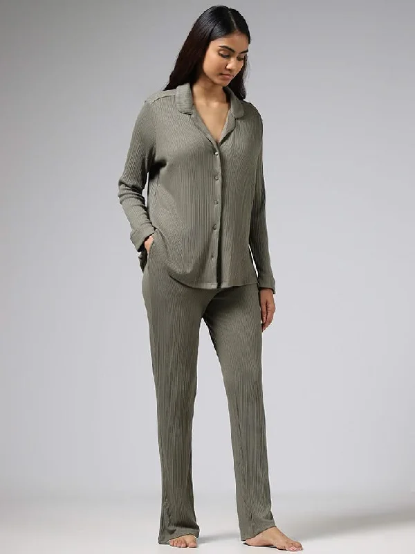 Women's pants for theme park visits Mom jeans for a nostalgic and casual look Wunderlove Light Olive Self-Striped Supersoft Trousers Women's pants for theme park visits Mom jeans for a nostalgic and casual look Wunderlove Light Olive Self-Striped Supersoft Trousers