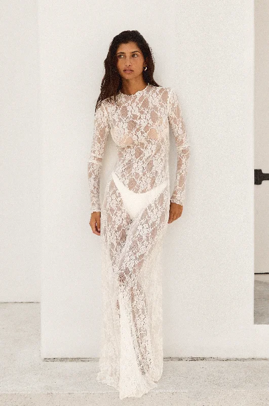 Maxi dresses with a pleated skirt for a timeless and elegant appearanceLyon Lace Dress in White Lace Maxi dresses with a pleated skirt for a timeless and elegant appearanceLyon Lace Dress in White Lace