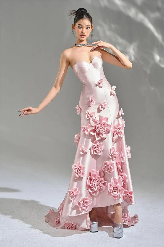 Maxi dresses with a gathered skirt for a voluminous and dramatic effectSamara 3D Floral Strapless Maxi Dress Maxi dresses with a gathered skirt for a voluminous and dramatic effectSamara 3D Floral Strapless Maxi Dress
